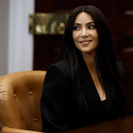 كيم كارداشيان في غرفة روزفلت في البيت الأبيض في واشنطن العاصمة (Kim Kardashian in the Roosevelt Room at the White House in Washington, DC). مصدر الصورة: Chip Somodevilla/Getty Images/AFP