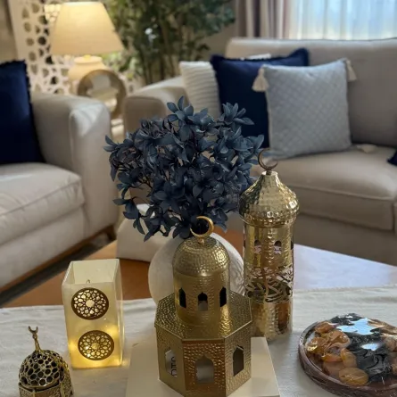اكسسوارات رمضان تزين الطاولة في غرفة المعيشة