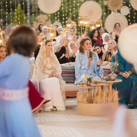 الملكة رانيا والأميرة رجوة من حفل الحنة – مصدر الصورة Office of Her Majesty Queen Rania Al Abdullah / AFP