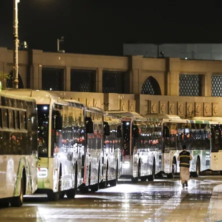 حافلات المدينة تقدم خدماتها لأهالي وزوار المدينة المنورة في رمضان - الصورة من  حساب حافلات المدينة على إكس
