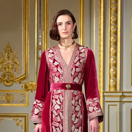 سيدة ترتدي قفطاناً مغربيّاً - الصورة من Launchmetrics/Spotlight ©