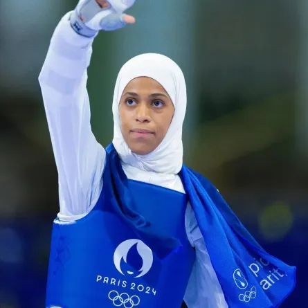 تتويج لاعبة التايكوندو السعودية دنيا أبوطالب بجائزة المساواة والتنوع والشمول عن قارة آسيا لعام 2024 - الصورة من واس