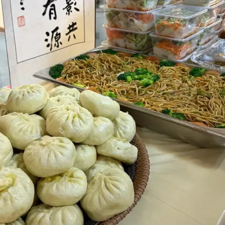 مأدبة إفطار رمضاني تجمع مقيمين صينيين بجدة - الصورة من واس