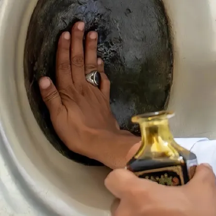 تكثيف عمليات تبخير وتطييب المسجد الحرام - الصورة من واس