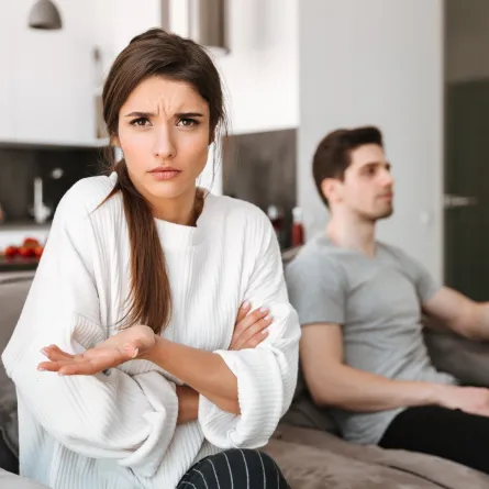 زوج يبدو منشغلاً ولا يهتم بزوجته 