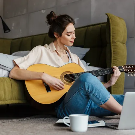 شابة تتبع شغفها وتمارس هوايتها