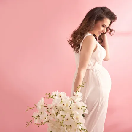 حامل ترتدي فستاناً أنيقاً 