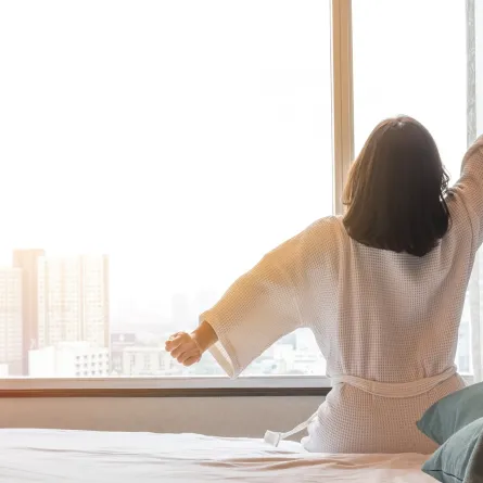 سيدة تشعر بالنشاط بعد نومها المبكر