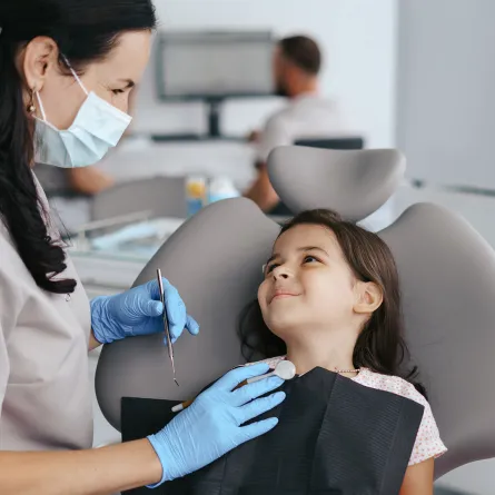 متى يجب خلع الضرس اللبني عند الأطفال وما هي الموانع؟