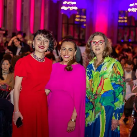 الشيخة بدور القاسمي في الوسط، أثناء تسلمها الجائزة خلال حفل أقيم بقاعة "فارنيزي" في قصر أكورسيو في مدينة بولونيا 