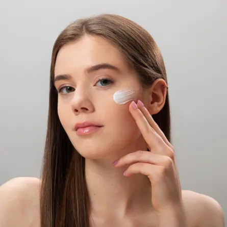 العناية بالبشرة الحساسة-مصدر الصورة freepik