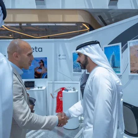 الشيخ حمدان بن محمد بن راشد آل مكتوم أثناء حضوره فعاليات "ملتقى دبي للذكاء الاصطناعي". الصورة من حساب ولي عهد دبي على منصة x