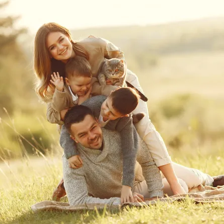 أسرة تتنزه مع ابنائها بسعادة - مصدر الصورة freepik