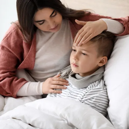 صورة لأم مع طفلها المريض