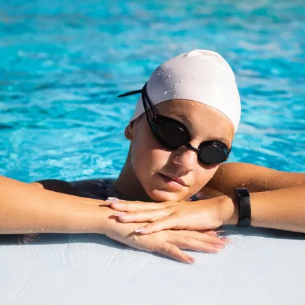 السباحة نوع من التمارين الرياضية لتحسين اللياقة البدنية Image By Freepik