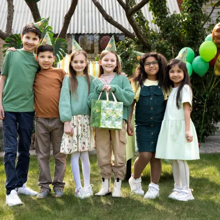 صورة لأطفال يستمتعون  معاً