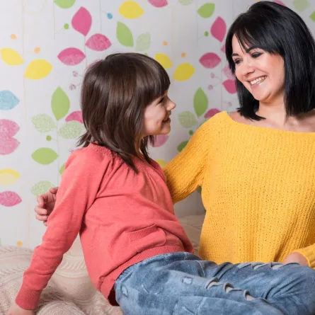 صورة لأم مع ابنتها المصابة بالتوحد