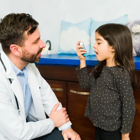 صورة لطبيب يفحص طفلة