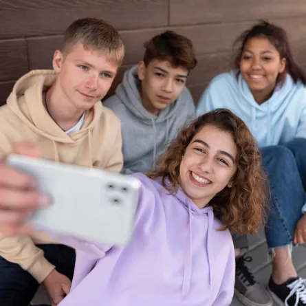 جيل Z أكثر تأثرًا بمنصات التواصل - المصدر freepik