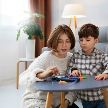 صورة لأم وطفلها المتوحد