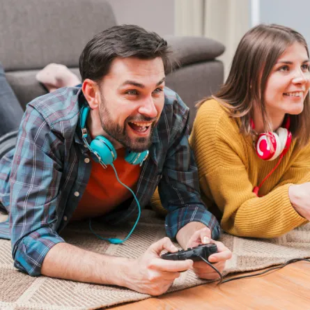 شباب يلعبون ألعاباً إلكترونية -المصدر freepik