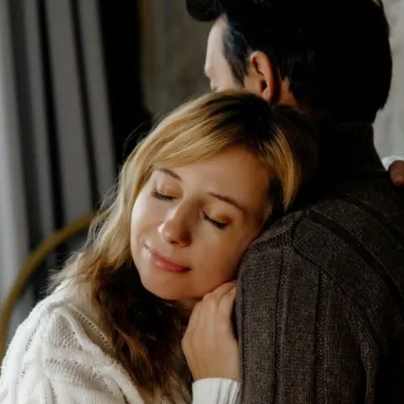 زوجة تغمض عينيها بأمان وتريح رأسها على كتف زوجها 