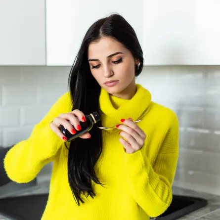 سيدة تتناول الحبة السوداء للحصول على فوائدها العجيبة