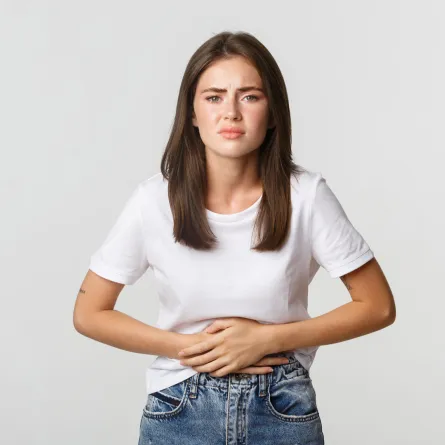 سيدة تعاني من النزلة المعوية