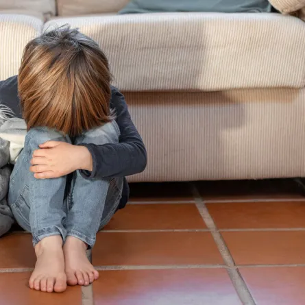 صورة تعبر عن طفل يعاني من الحرمان العاطفي