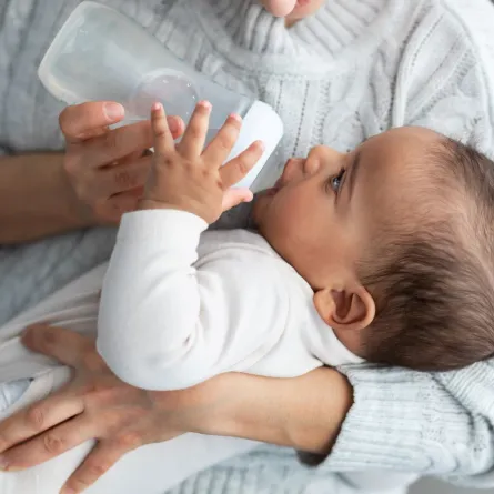 صورة لأم ترضع طفلها رضاعة صناعية