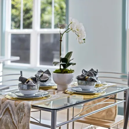 طاولة الطعام منسقة بذوق مع الأوركيد