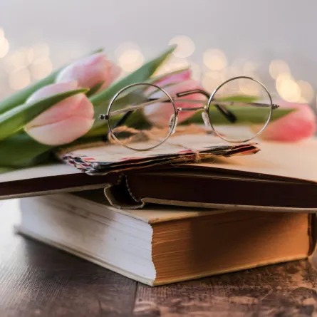 كتاب يعلوه أزهار التيوليب الوردية