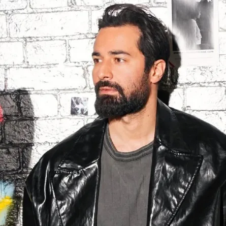 أحمد حاتم يلوم على منى الشاذلي بعد استضافتها لنجوم مسلسل "إخواتي"