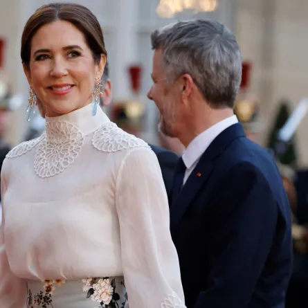 الملكة ماري ترتدي أقراطاً متدلية مرصعة بأحجار الألماس ومجموعة من الأحجار الكريمة 