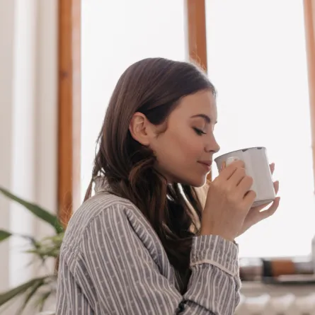 امرأة تتناول مشروبًا ساخنًا- المصدر freepik