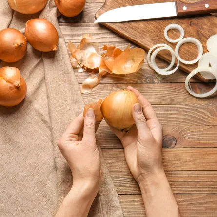 استخدامات متنوعة لقشر البصل في الأعمال المنزلية