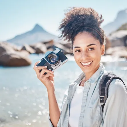 سائحة تستمتع بوقتها خلال رحلتها