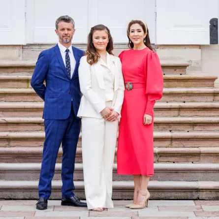 ولي العهد فريدريك وولي العهد الأميرة ماري والأميرة إيزابيلا في قصر فريدنسبورج في فريدنسبورج، الدنمارك (Crown Prince Frederik, Crown Princess Mary and Princess Isabella at Fredensborg Palace in Fredensborg, Denmark). مصدر الصورة: Patrick van Katwijk/Getty Images