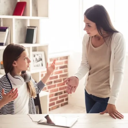 صورة لنقاش حاد بين الأم والمراهقة