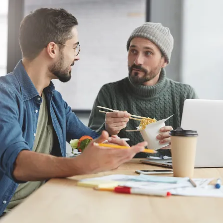 كيف تصبح طاولة الطعام مساحة للصدق والمصارحة بلا حدود في العمل؟