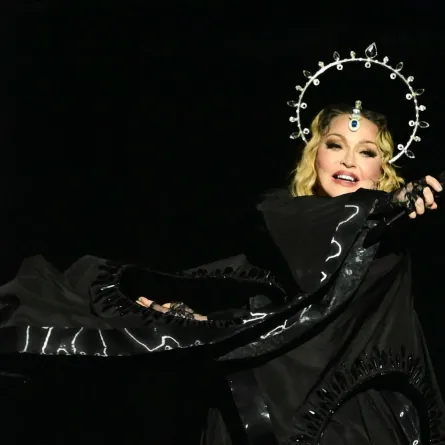 مادونا على شاطئ كوباكابانا في ريو دي جانيرو، البرازيل (Madonna at Copacabana beach in Rio de Janeiro, Brazil). مصدر الصورة: Pablo PORCIUNCULA / AFP
