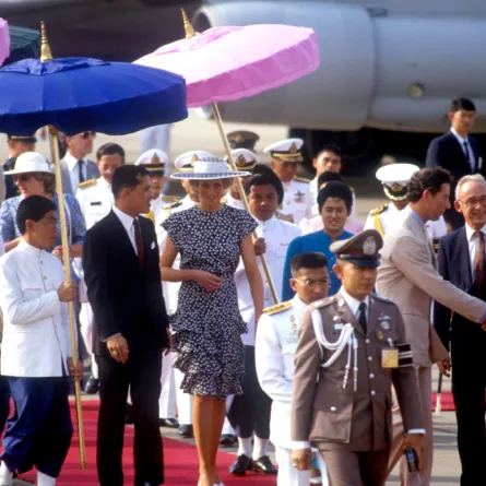 الأميرة ديانا تصل الى مطار بانكوك في 3 فبراير 1988 (مصدر الصورة John Shelley Collection/Avalon/Getty Images)