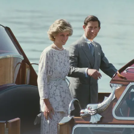 الأمير تشارلز وديانا يزوران بوليا في إيطاليا، أبريل 1985 (Prince Charles and Diana visit Apulia in Italy, April 1985). مصدر الصورة: Jayne Fincher/Princess Diana Archive/Getty Images
