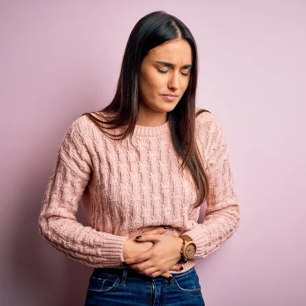 امرأة تعاني من ألم في البطن نتيجة التسمم الغذائي