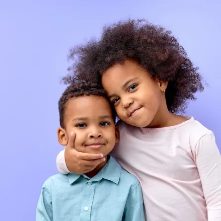 صورة لطفلة تتعاطف مع أخيها