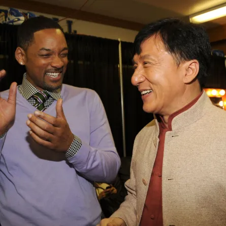 ويل سميث وجاكي شان في جناح باولي التابع لجامعة كاليفورنيا في لوس أنجلوس، كاليفورنيا (Will Smith and Jackie Chan at UCLA's Pauley Pavilion in Los Angeles, California). مصدر الصورة: Kevin Mazur/KCA2010/WireImage