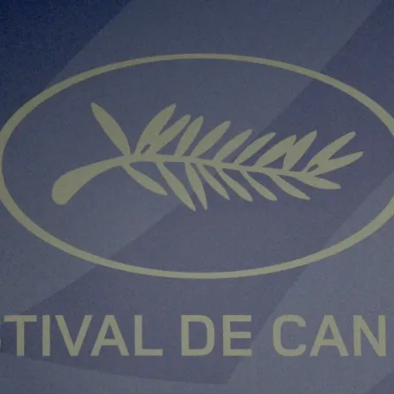 شعار مهرجان كان السينمائي (logo of the Cannes Film Festival). مصدر الصورة: STEPHANE DE SAKUTIN / AFP