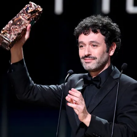 رودريغو سوروغوين خلال حفل توزيع جوائز سيزار السينمائية في دورته الثامنة والأربعين في قاعة أولمبيا في باريس (Rodrigo Sorogoyen during the 48th edition of the Cesar Film Awards ceremony at the Olympia venue in Paris). مصدر الصورة: BERTRAND GUAY / AFP