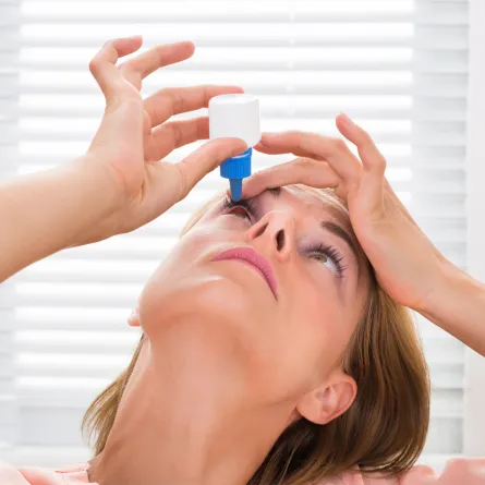 سيدة تعاني من حساسية العين في الربيع