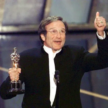 روبن ويليامز يتسلم جائزة الأوسكار في نسختها الـ70 (Robin Williams receives the 70th Academy Award). مصدر الصورة: Timothy A. CLARY / AFP